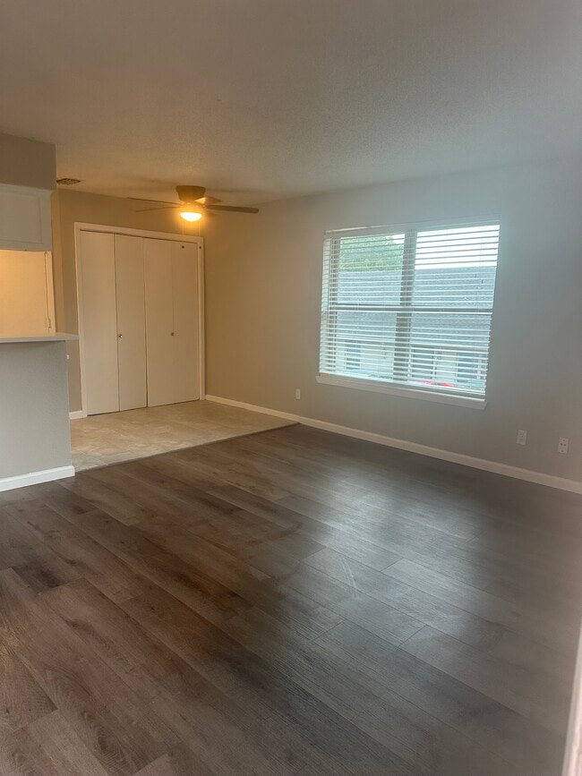 Building Photo - 228 Greenhill Dr