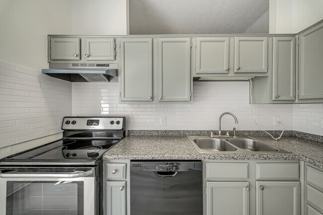 Foto del edificio - 16897 Blue Jay St