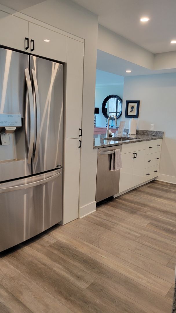 Building Photo - Annual turnkey furnished renovated 2/2 con...