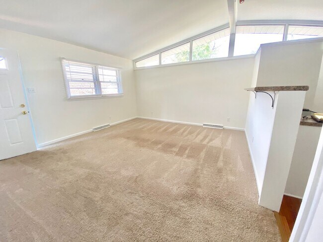 Foto del edificio - Three Bedroom Home with Amazing Backyard!