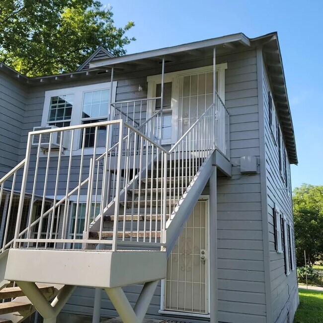 Building Photo - In the Heart of Jefferson ** Schedule A Sh...