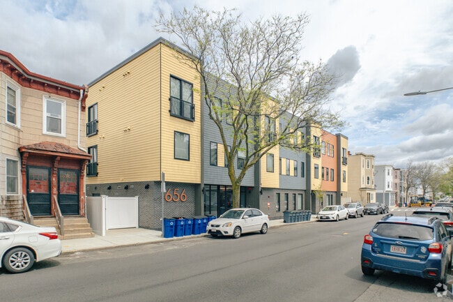 Building Photo - 656 Saratoga St