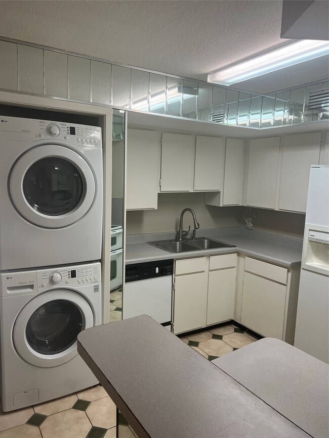 Foto del edificio - 10811 Richmond Ave.