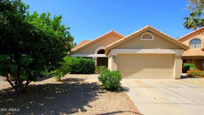 Building Photo - 830 N Cholla St
