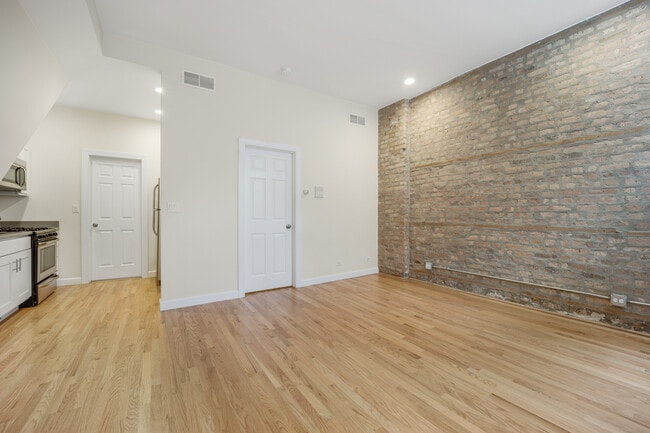 Building Photo - 1323 W 18th Pl