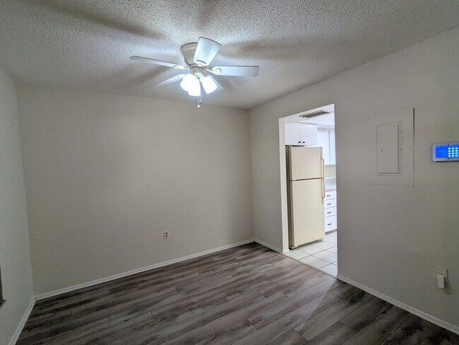 Building Photo - 2311 Beneva Terrace