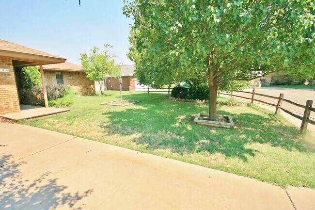 Building Photo - Zia Elementary, Hardwood Floors, Pets ok  ...