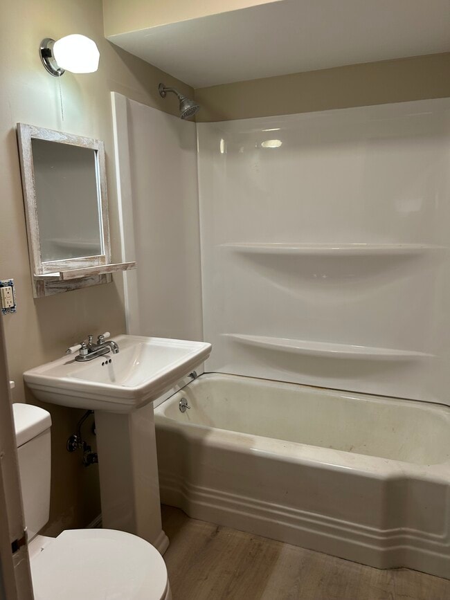 Bath - 2025 Ayers Ave