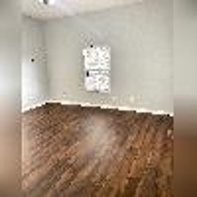 Building Photo - Recetly updated and convenient to downtown!