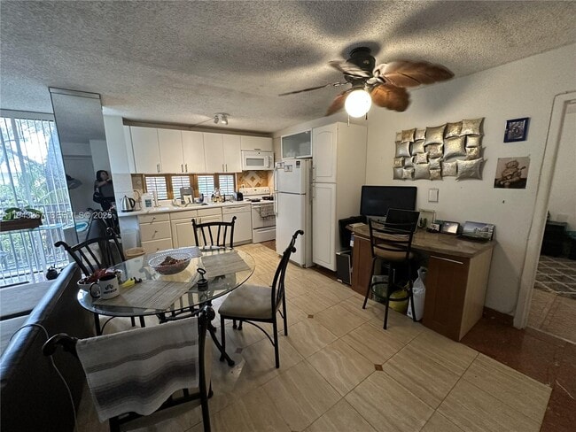 Foto del edificio - 17021 N Bay Rd