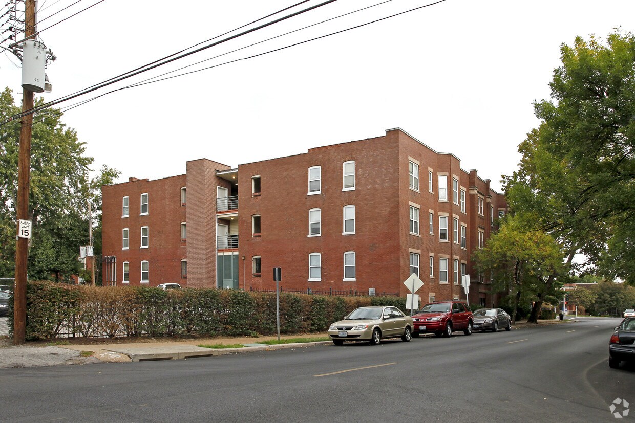 Vista a la calle - Lindell Plaza Apartments
