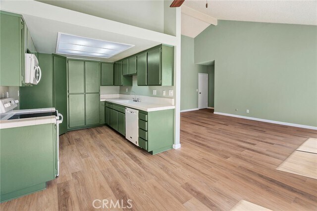 Foto del edificio - 15000 Halldale Ave