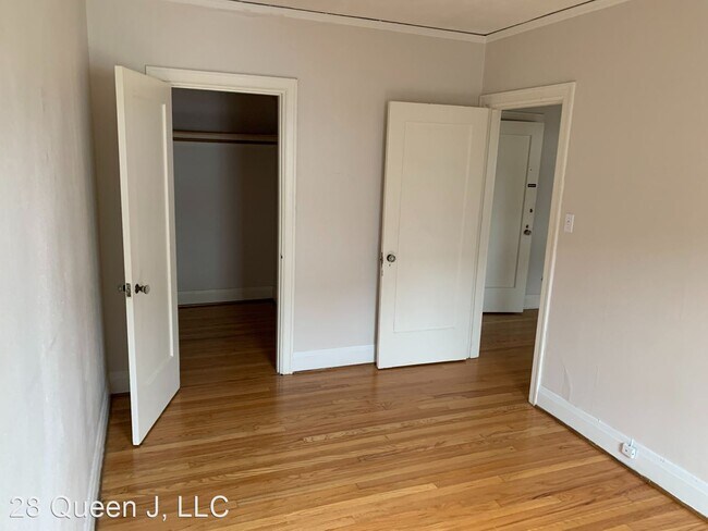 Building Photo - 1 br, 1 bath Apartment - 230 NE 28th Ave.