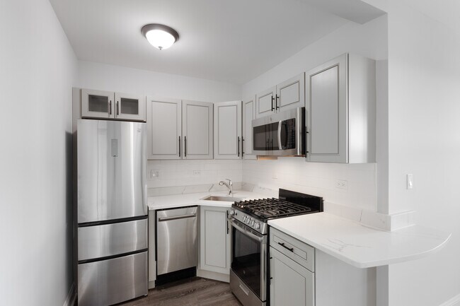 Building Photo - 1521 W Sherwin Ave