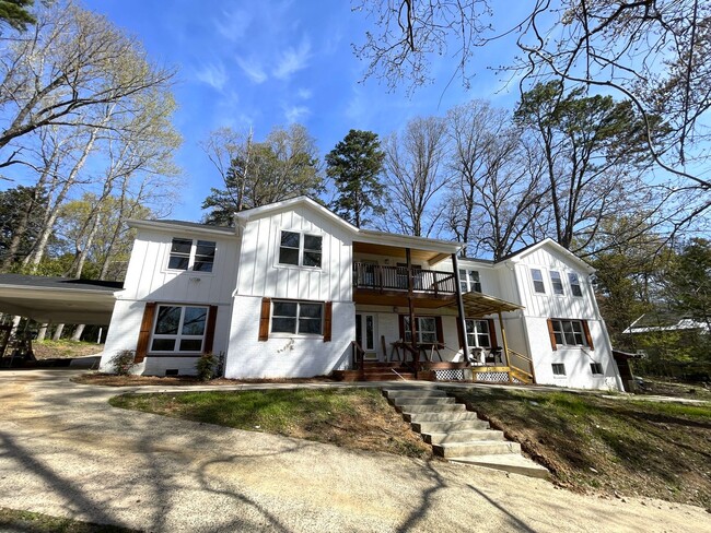 Building Photo - Big and Beautiful House with attached 1br ...