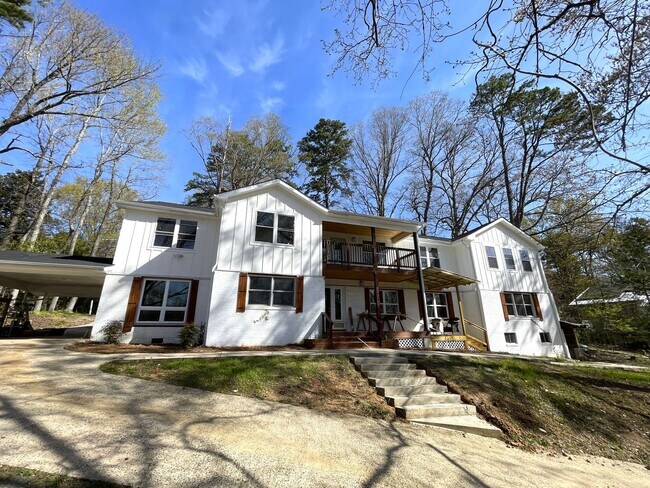 Foto del edificio - Big and Beautiful House with attached 1br ...