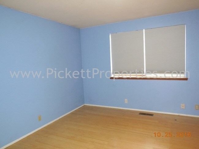 Foto del edificio - Charming 3 Bedroom with White Picket Fence