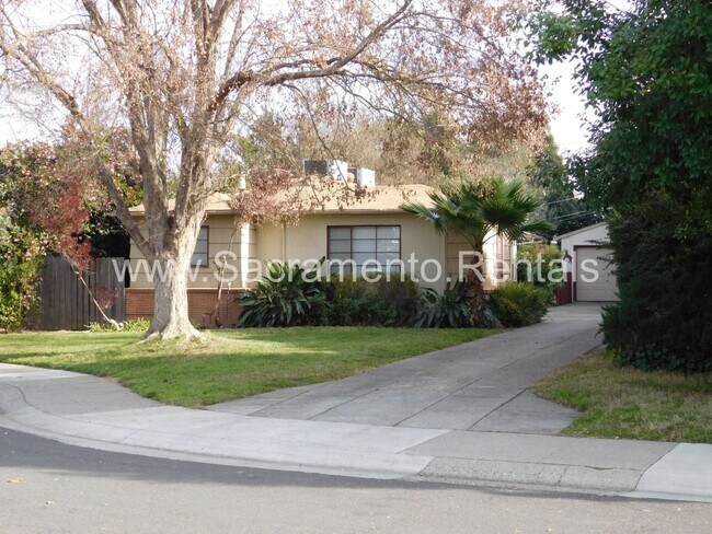 Building Photo - Charming East Sac 1bd/1ba Duplex with Garage
