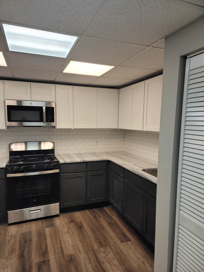 Building Photo - 2204 Greenwood Dr