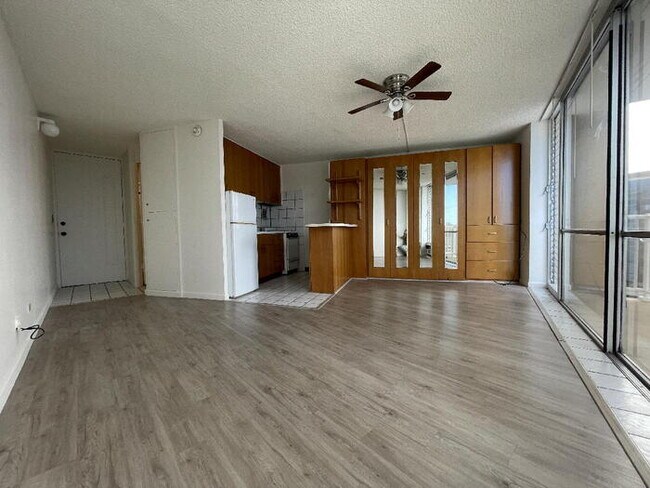 Building Photo - HOLIDAY VILLAGE studio w/murphy bed, sec, ...
