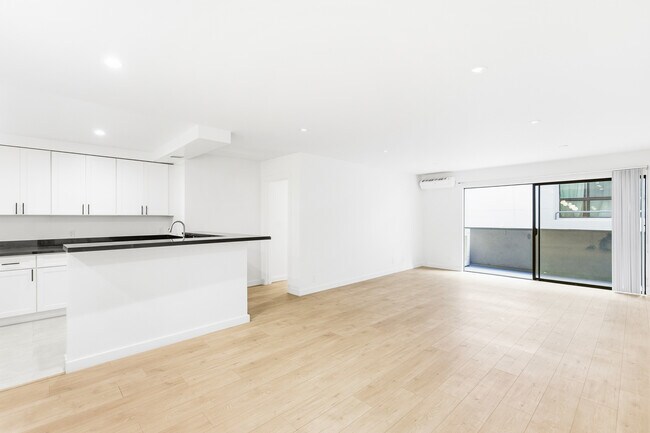 Foto del edificio - 642 N West Knoll Dr. Apartments