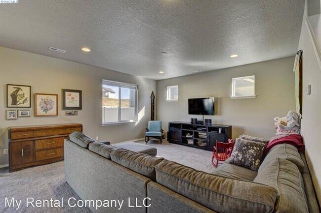 Building Photo - 1710 SW Panorama Dr