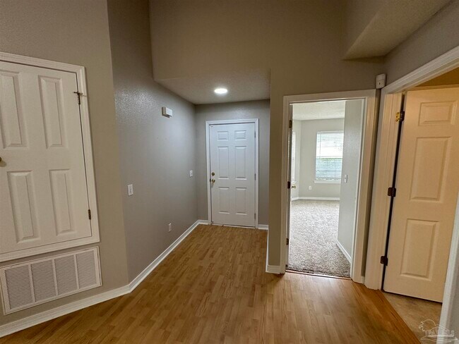 Foto del edificio - 632 Batten Blvd