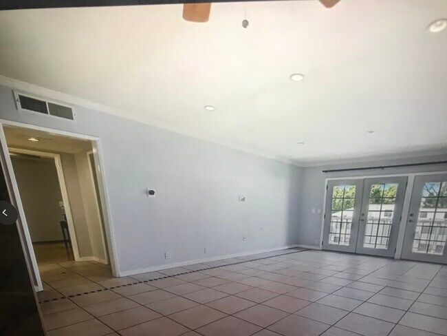 Living room - 15344 Weddington St