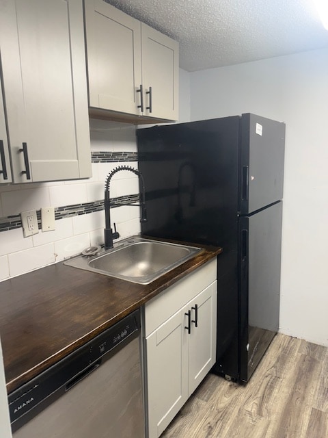 Foto del edificio - 100 Lewis Dr