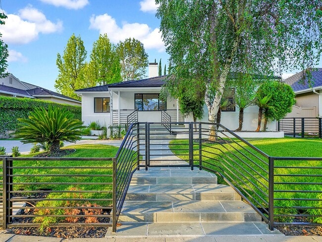 Building Photo - Luxe 5+4.5 w/detached studio, downstairs e...