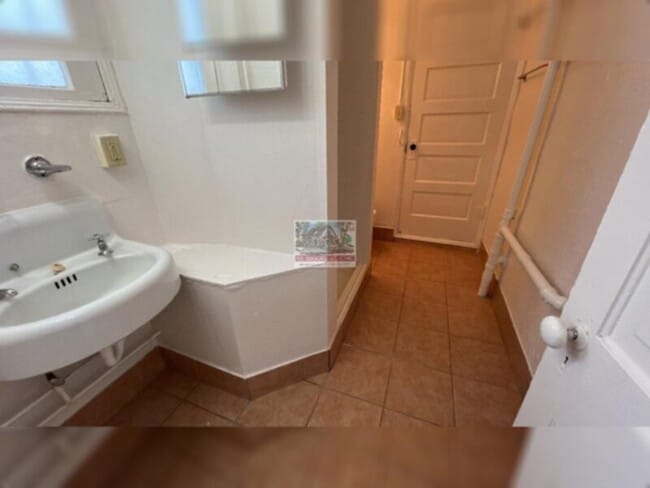 Building Photo - Westside bungalow available for rent