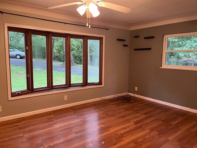 Building Photo - Three bedroom in Glen Carbon