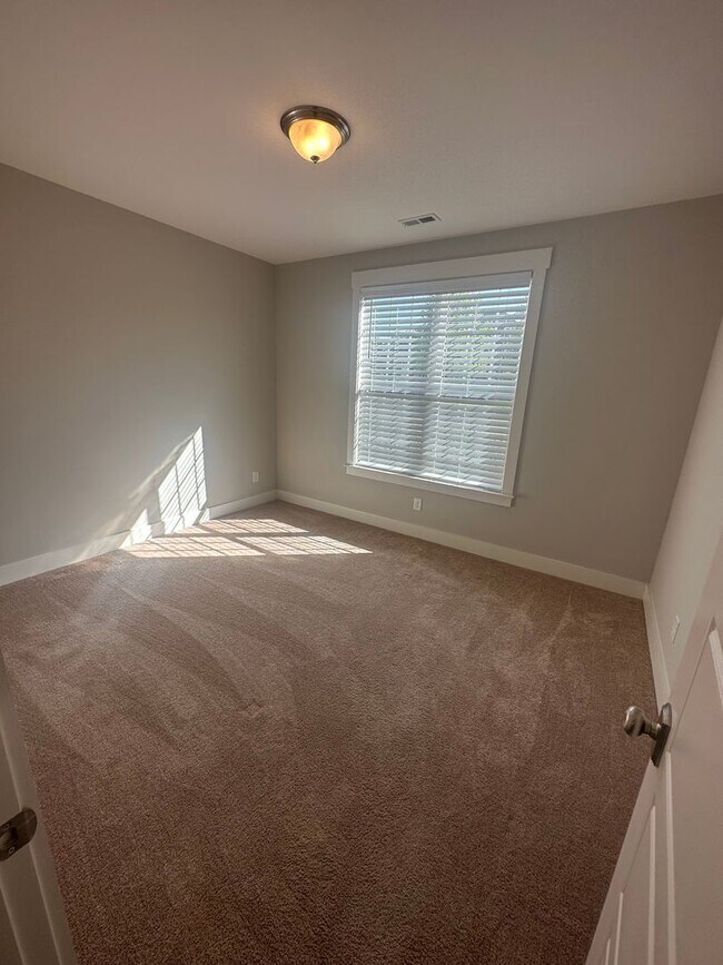 Foto del edificio - BEAUTIFUL 3 Bed 2 Bath Home