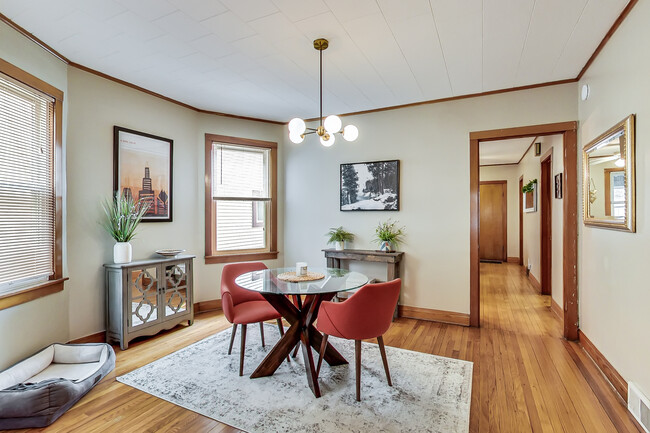 Foto del edificio - 2439 W Leland Ave