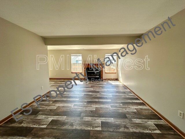 Foto del edificio - 4322 Strawflower Dr