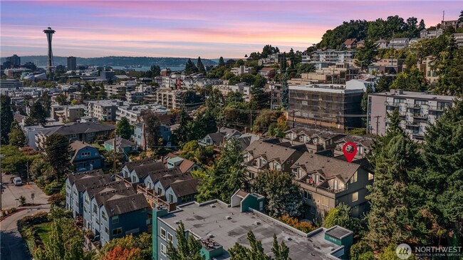 Building Photo - Beautiful Views, 5 Piece Bath, Private Pat...