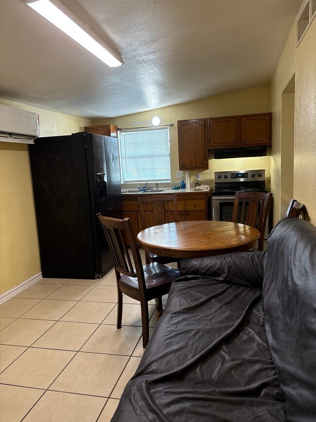 Cocina y comedor - 134 Roberts St