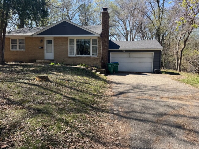 Foto del edificio - Charming 3-Bed Home with Finished Basement and huge backyard.