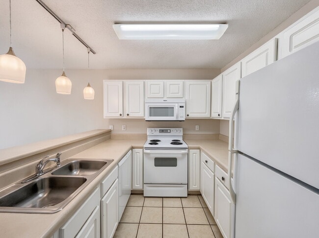 Foto del edificio - "Charming 2-Bed Townhouse Retreat on Scenic Oak Ln!"