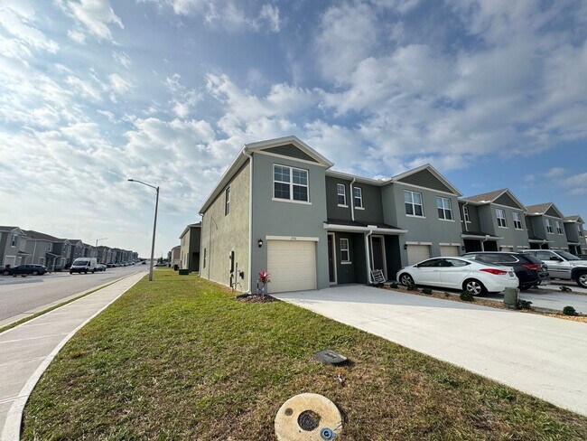 Foto del edificio - Corner-Unit 3BD with Pool & Internet Included!