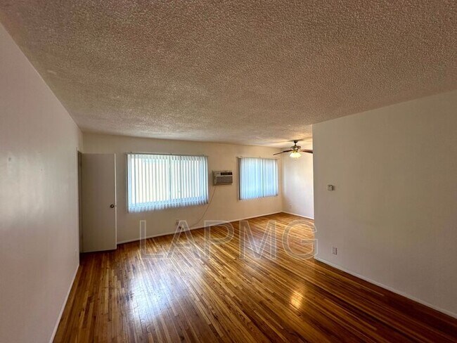 Foto del edificio - 12325 Riverside Drive