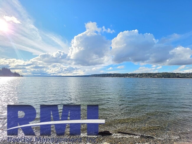 Building Photo - Waterfront Oasis!!!!