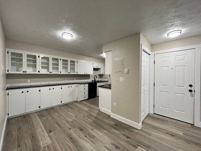 Building Photo - Contemporary 2 Bedroom / 1 Bath in Charmin...