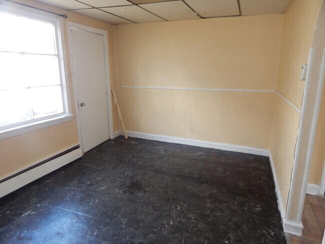 Building Photo - 41 1/2 Kidder St