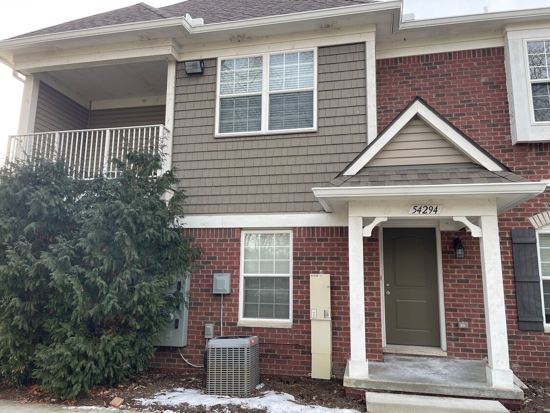 Foto principal - Shelby Township 2-Bedroom, 2- Baths with p...