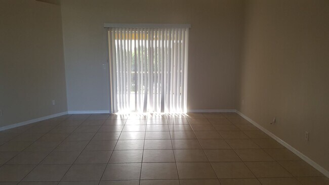 Foto del edificio - Gorgeous home overlooking lake  MOVE IN SPECIAL