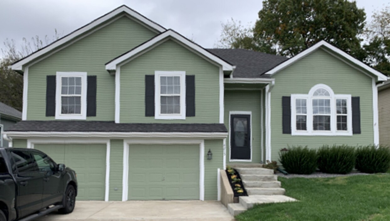 Foto principal - **COMING SOON** Spacious 4BR/3BA Home in G...