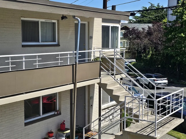 Building Photo - 400 NE 65th St