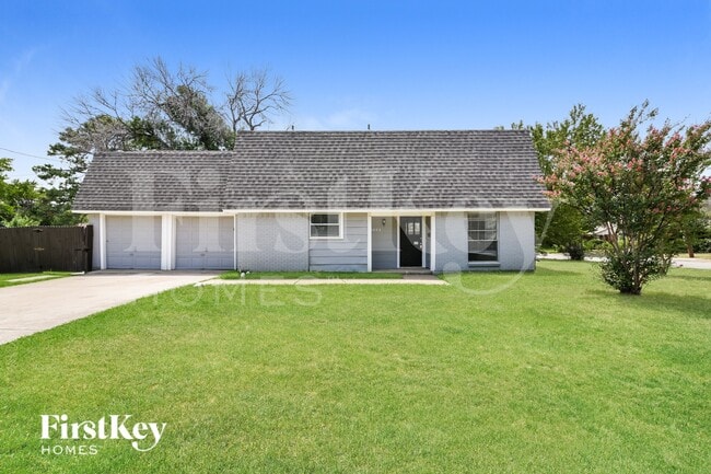 Building Photo - 3603 Canary Dr
