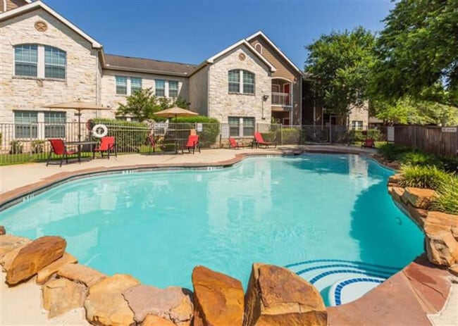 Building Photo - Saddle Creek